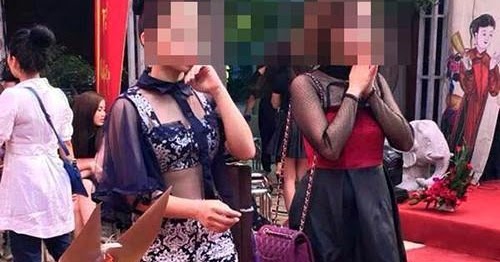 Mỹ nhân Việt hứng gạch đá vì diện váy áo phản cảm khi đi lễ chùa
