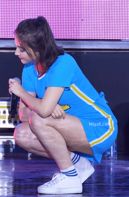 모모랜드 낸시 하늘색 원피스