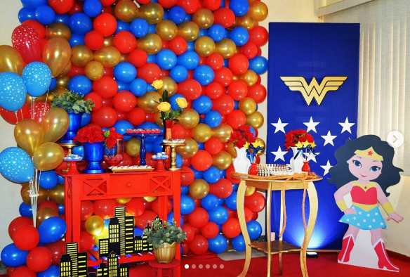¿Dónde puedo encontrar decoraciones de fiesta de la Mujer Maravilla?