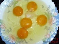 Huevos con sal fina