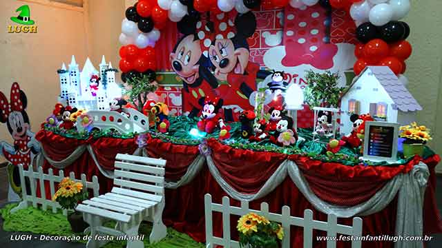Decoração de festa infantil Minnie com roupinha vermelha