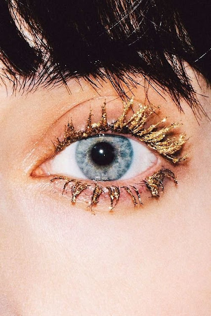 Gold eyelashes - cool mascara photo - beauty blog