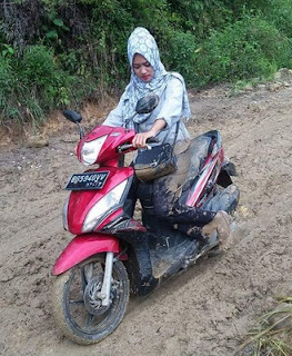 Menerjang Lumpur Demi Mendidik Calon Penerus Bangsa Menerjang Lumpur Demi Mendidik Calon Penerus Bangsa