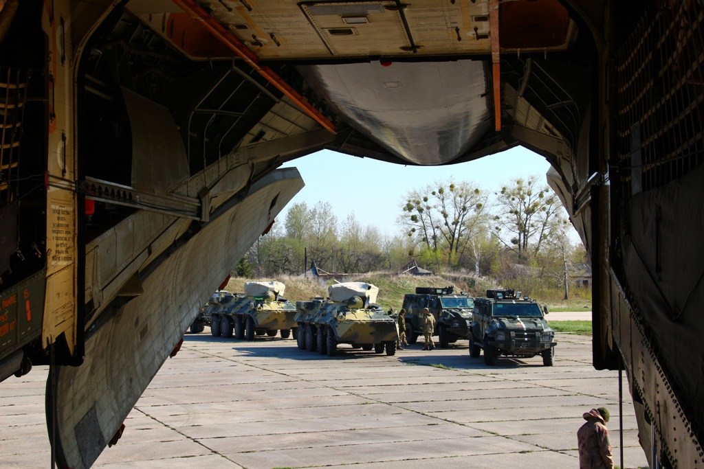 Ukrainian Military Pages- завантаження БТР-3ДА,  КрАЗ «Спартан» та ГАЗ-66 до літака Іл-76