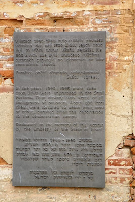 שלט זכרון במחנה הריכוז