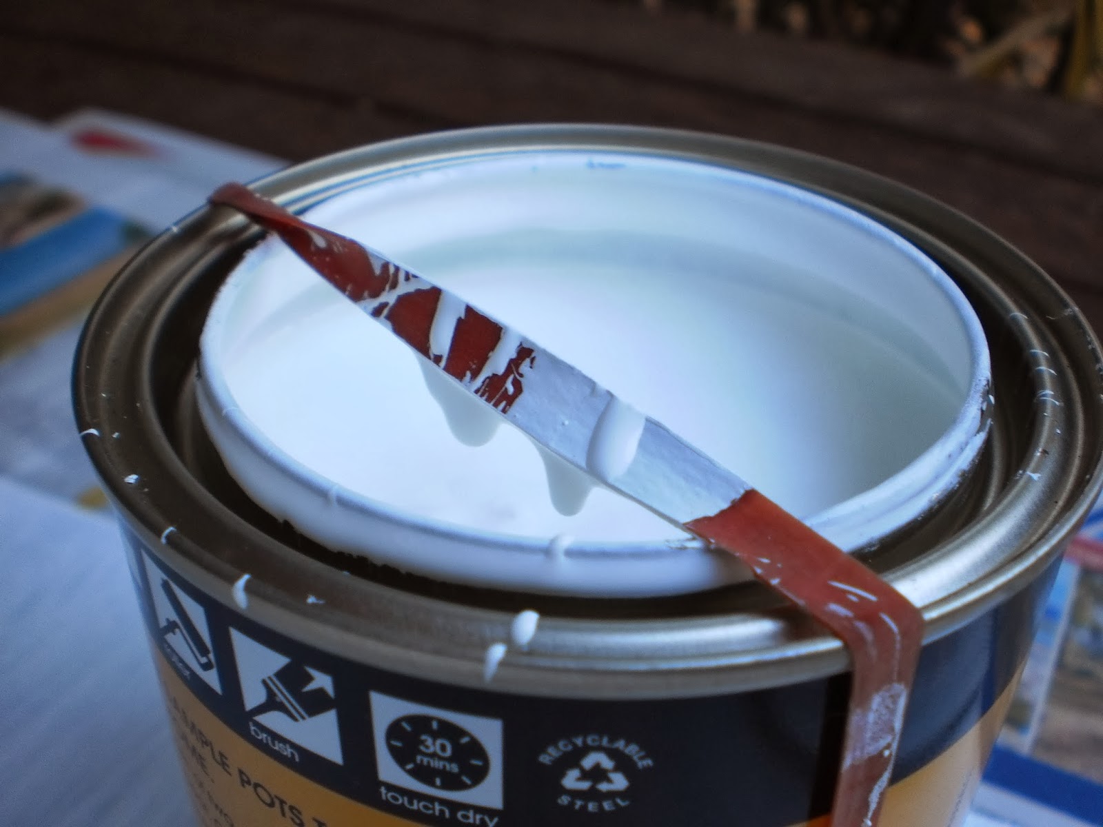 Rubber band over paint can stops drips and makes less mess!