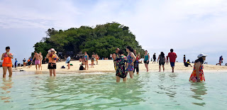 tłumy turystów, wyspa tub, krabi, tajlandia