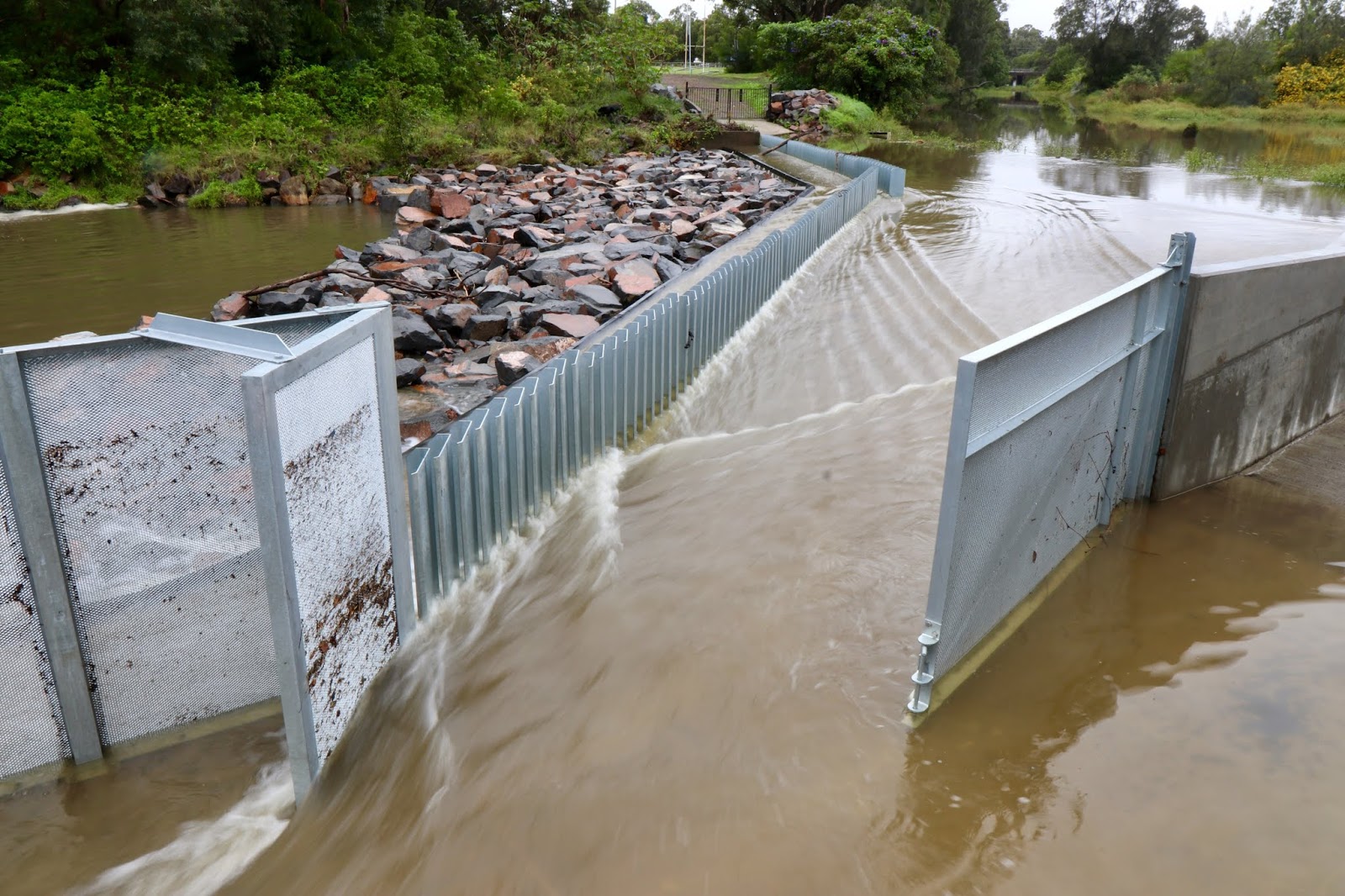 2NURFM Hunter News New 'Trash Rack' Installed at Lake Macquarie