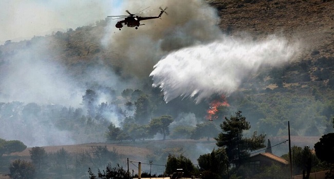 Φωτιά στα Μέγαρα - Οι φλόγες απειλούν σπίτια Φωτιά στα Μέγαρα - Οι φλόγες απειλούν σπίτια