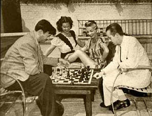 Rossetto jugando al ajedrez con H. Steiner y Carmen Miranda