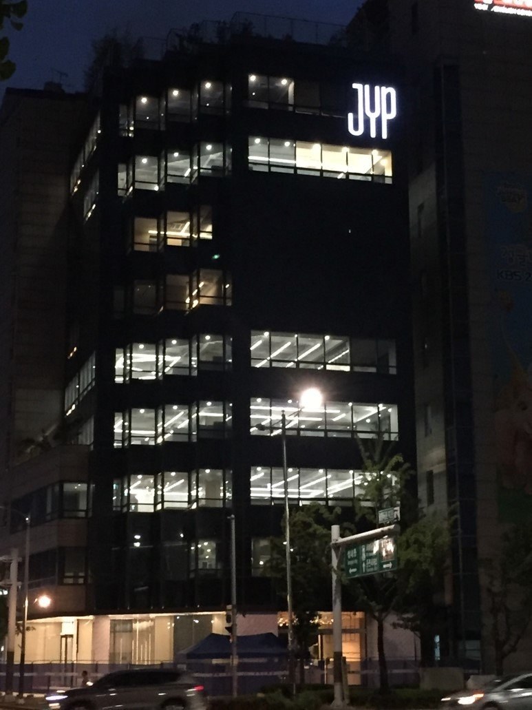 JYP Entertainment moves to a new building - K-POP, K-FANS