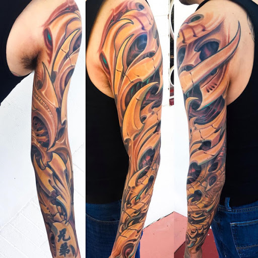 Incrível manga da tatuagem. A tatuagem é composta de lâmina, como objetos que foram colocados artisticamente sobre cada um dos outros para criar uma cascata de design do braço para o pulso.
