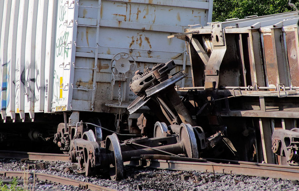 MEC&F Expert Engineers 8 RAIL CARS OF A FREIGHT TRAIN DERAIL IN