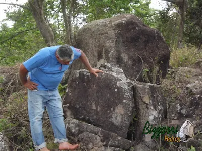 Bizzarri escolhendo pedras para execução de bancos de pedra com pedra moledo.