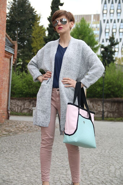 długi sweter, pastelowa torebka, długi sweter, Novamoda streetstyle, blog po 30-ce, streetstyle, osobista stylistka