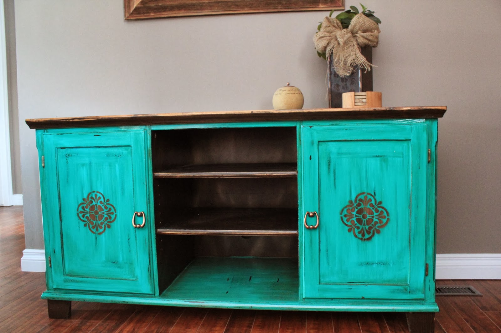 New eyes and extra colours Turquoise tv makeover