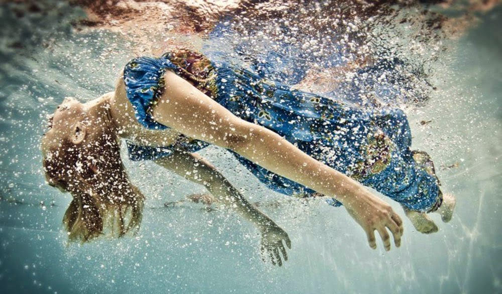girl underwater photo