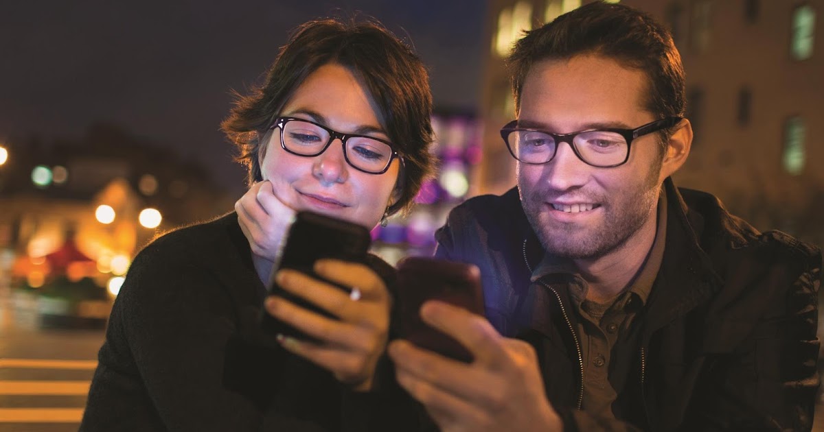 парни в очках для зрения. мужчина и женщина в очках. очки хозяева. удивленные люди. Trousers число в английском.