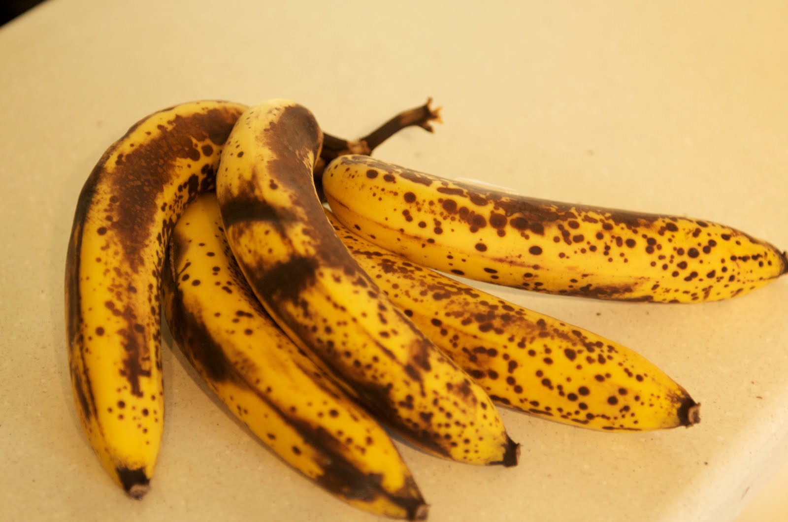 Бананы какой зрелости запрещено выставлять. Спелый банан. Переспелый банан. Тигровые бананы. Перезрелый банан.