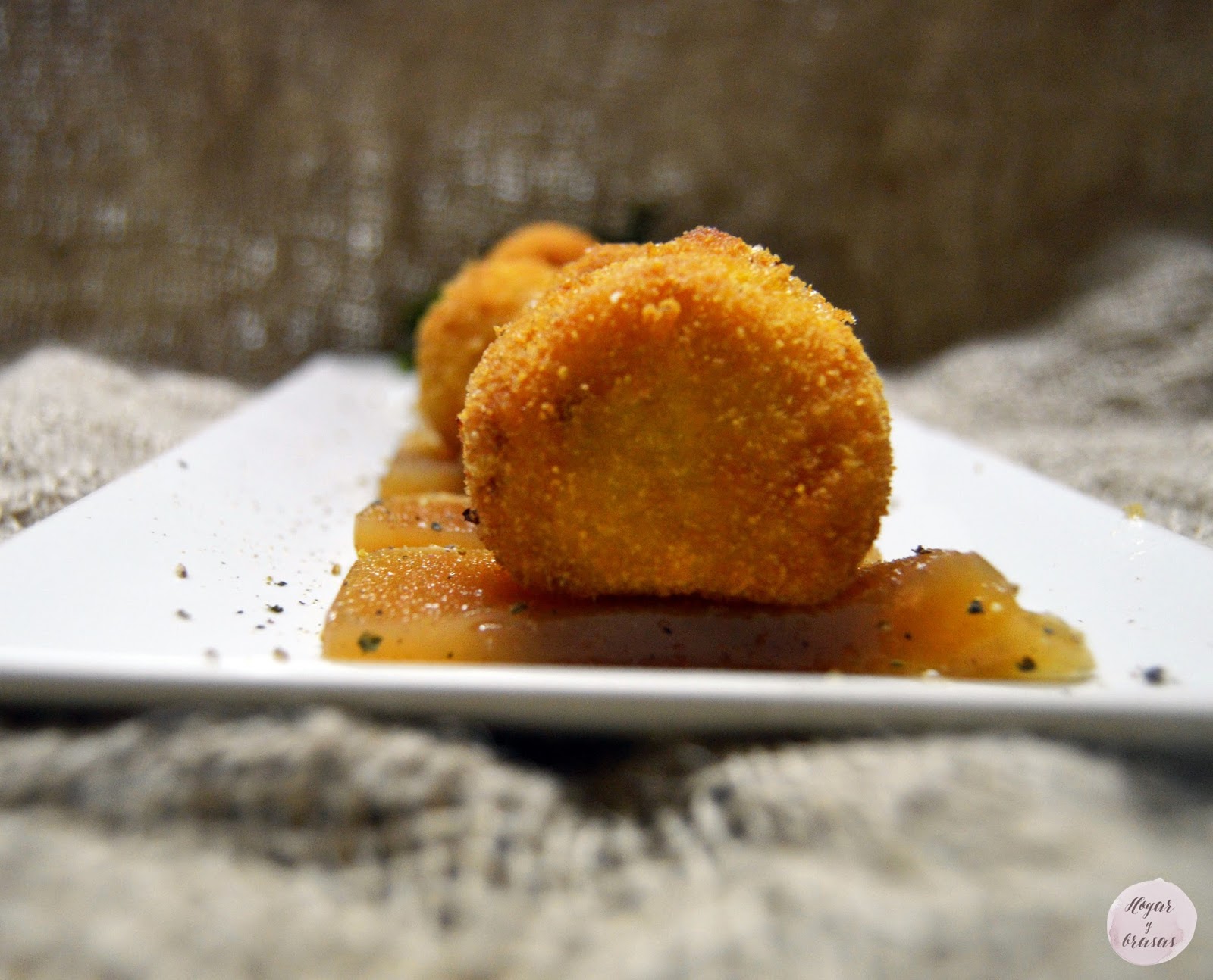 Croquetas de queso Camembert sobre lecho de dulce de Membrillo