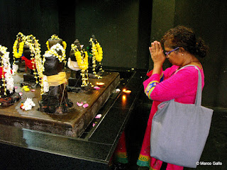 SRI MAHA MARIAMMAN TEMPLO HINDÚ DE KUALA LUMPUR. MALASIA