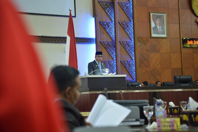 Wakil Gubernur Aceh Nova Iriansyah menghadiri paripurna istimewa DPRA dan memberikan jawaban hak interpelasi DPR Aceh terhadap pergub APBA dan pergub tentang perubahan lokasi eksekusi hukuman cambuk, Gedung Utama DPRA, Banda Aceh, Kamis, 28-06-2018.