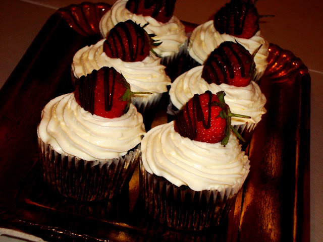 {Chocolate Cupcakes with Strawberry Filling} - Cupcakes cu ciocolata si capsune