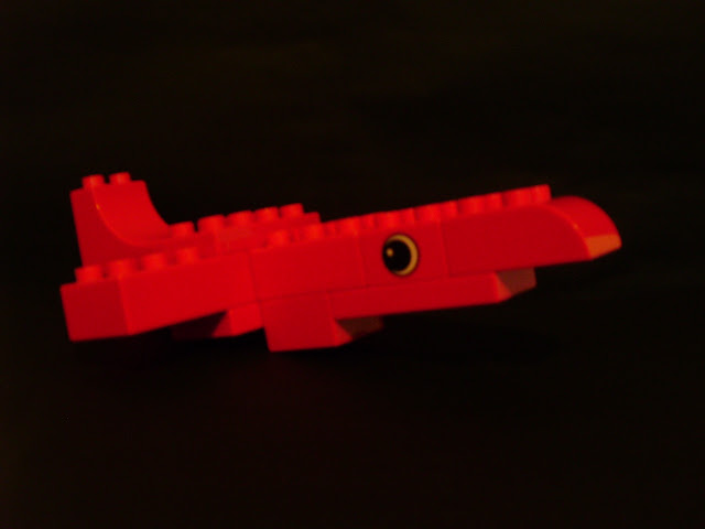 MOCs com peças LEGO Duplo representando pequenos aviões