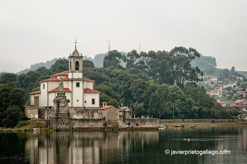 Iglesia de Santa María de los Dolores (siglo XVIII). Construcción neoclásica realizada por Silvestre Pérez. Se adentra sobre una ensenada entre las localidades asturianas de Niembro y Barro. Asturias.España © Javier Prieto Gallego; 