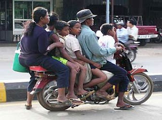 Funny Images Of Indians In Hindi | भारतीय लोगों का दर्द बयान करती तस्वीरें, जो बताती हैं की हर दिन वह काम पर कैसे पहुंचते हैं Funny Images Of Indians In Hindi, funny images, most funny images, overloaded public transport funny images