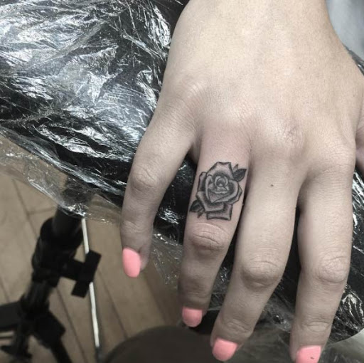 Esta pequena rosa tatuagem no dedo