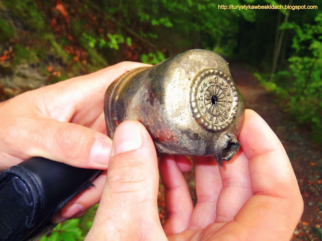 Kopułka lampy karbidowej znaleziona w Spálovie w  lesie obok zwaliska