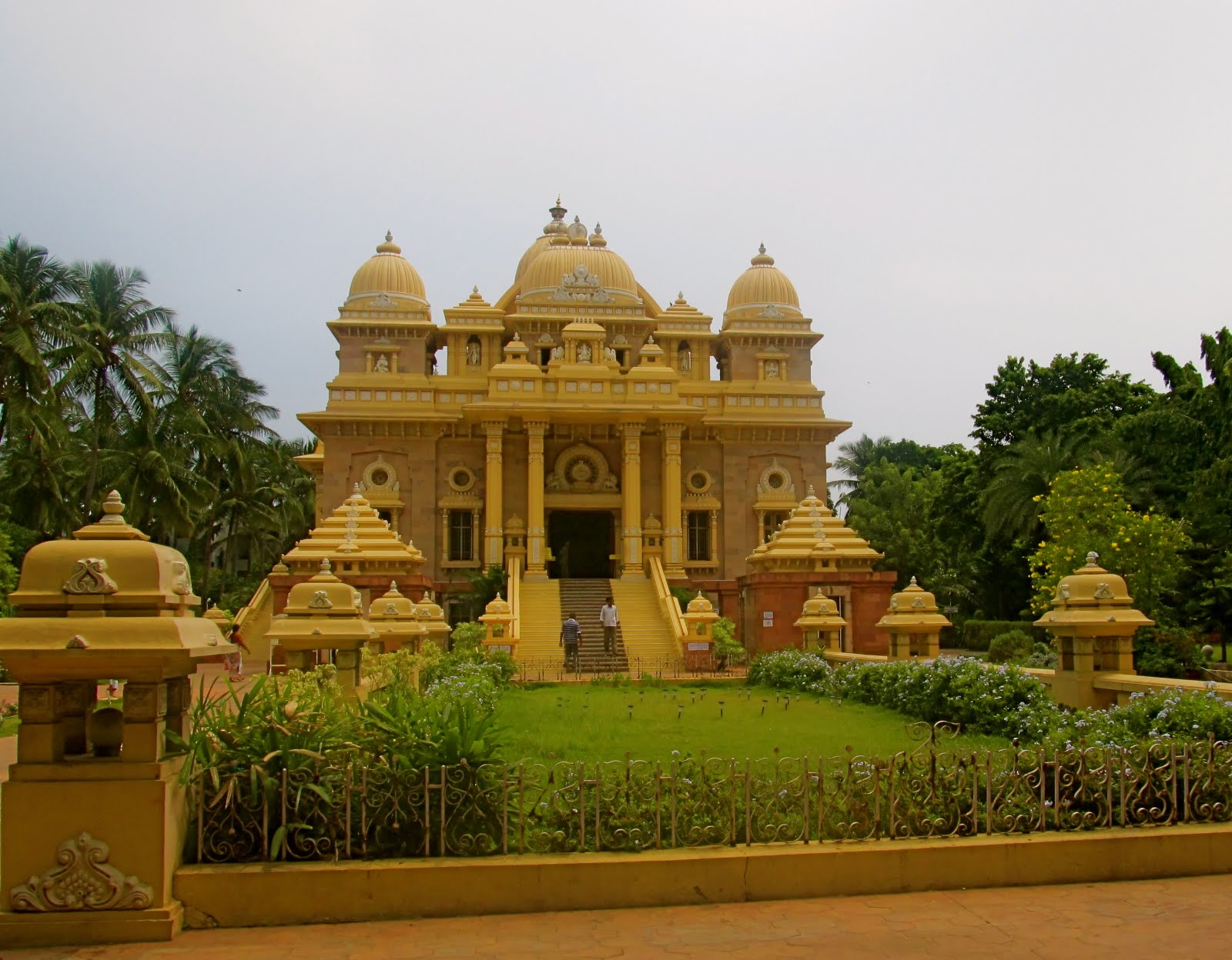 храм миссии рамакришны, дакка. калькутта индия. белур город в индии. храм ченнакешава белур индия. универсальные храмы.