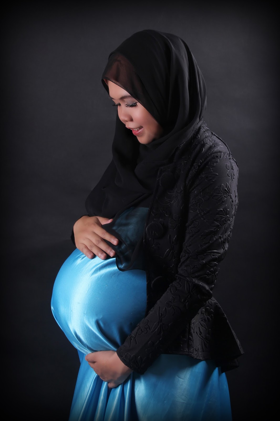 Maya Rumi: Maternity Photoshoot With Hijab