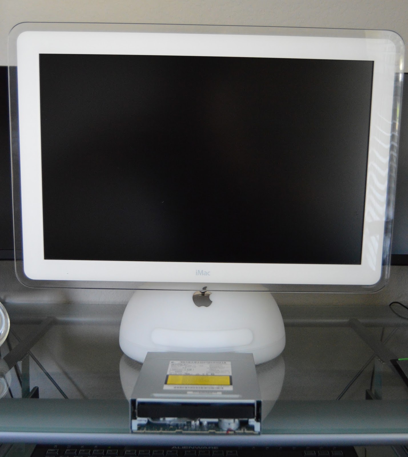 StudioYale iMac G4 Optical Drive Replacement & Autopsy