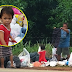 Si Kecil Selongkar Sampah Cari Rezeki