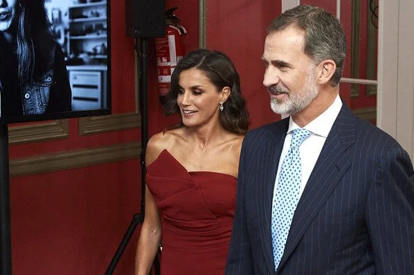 Queen Letizia wore a red midi dress by Roberto Torretta and leather gold sandals by Jimmy Choo. Carolina Herrera gold clutch