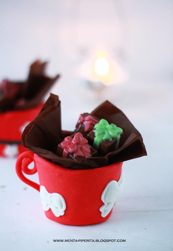 dolci creazioni natalizie: tazze di frolla come centrotavola e alberelli appesi ad una tazza
