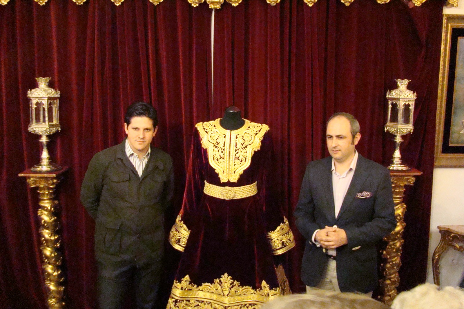 Nueva Túnica para el Cristo de la Victoria‏. – Hermanos de las Aguas