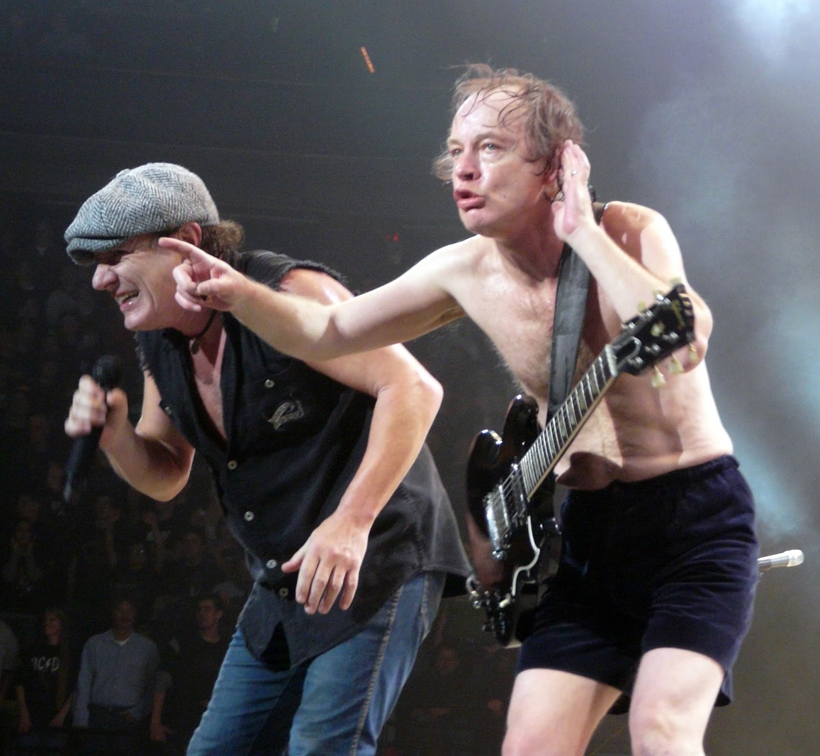 Imagen de Angus Young y Brian Johnson (AC/DC) en directo : Fuente Wikimedia PHOTO BY MATT BECKER www.melodicrockconcerts.com 