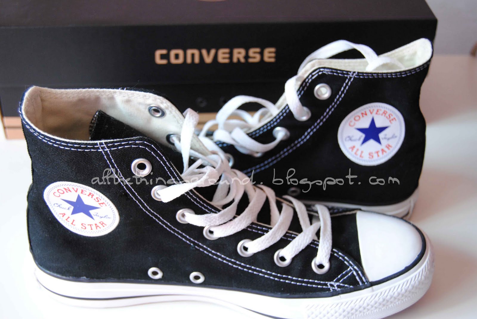 All the things around Locura Converse