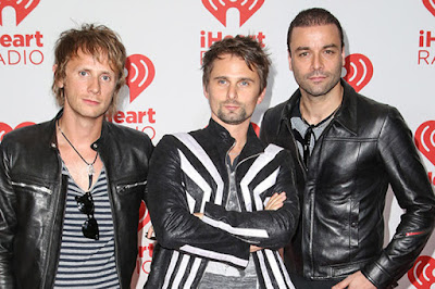 Biografi Lengkap Band Muse Biografi Lengkap Band Muse Muse pertama kali di bentuk pada tahun 1994. Anggota Muse bermain selama mereka tinggal di Teignmouth Community College pada awal 1990-an, namun pembentukan Muse dimulai ketika Bellamy berhasil mengikuti audisi untuk gitaris di band Dominic Howard. Mereka meminta Chris Wolstenholme - yang bermain drum pada saat itu - untuk belajar bermain bass untuk band, Wolstenholme setuju dan mengambil pelajaran itu, sementara Bellamy harus menjadi penyanyi dan penulis lagu untuk band. Nama band pertama Bellamy dan Howard adalah Gothic Plague, Fixed Penalty, dan setelah itu Rocket Baby Dolls. Dengan image gothic untuk bersaing dalam petarungan antar band. Dan tak lama setelah itu, mereka mengganti nama menjadi Muse, berpindah dari Teignmouth Nama "Muse" itu terinspirasi oleh guru seni Matthew Bellamy yang menyebutkan kata "Muses". Bellamy kemudian mencarinya di kamus dan memutuskan untuk memendekkannya menjadi "Muse". Ini juga digunakan karena pendek dan mereka merasa terlihat bagus di poster. Anggota band ini terdiri dari tiga orang, yaitu Matthew Bellamy (vokal, gitar, piano, keytar), Chris Wolstenholme (bass, backing vokal, keyboard, gitar) dan Dominic Howard (drum, perkusi). Muse memiliki genre musik yang memadukan rock, rock progresif, musik klasik, dan elektronika. Setelah beberapa tahun membangun