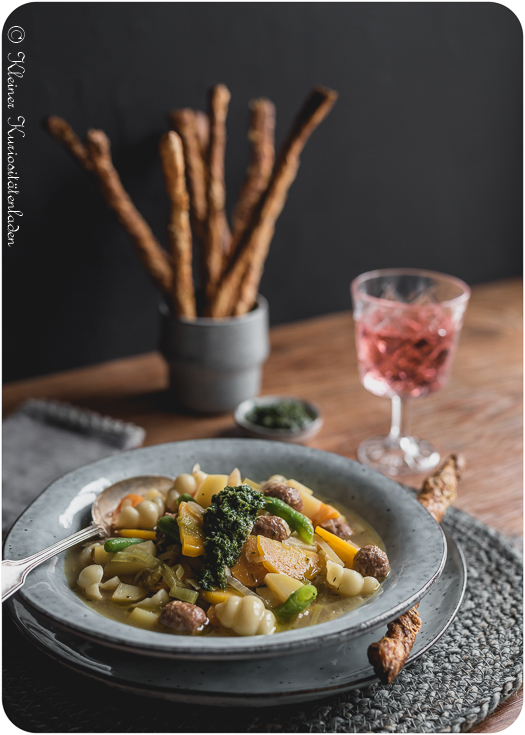 Herbstliche Soupe au Pistou mit Möhrengrün-Pesto Herbstliche Soupe au Pistou mit Möhrengrün-Pesto