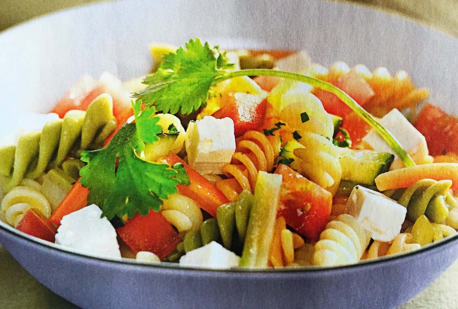 DIETAS PARA ADELGAZAR: Ensalada de pasta y verduras al curry.