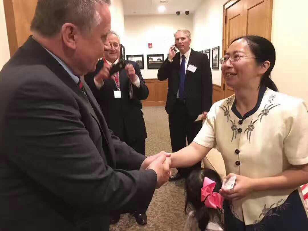 ... 之妻陈桂秋赴美后首次露面与美国联邦议员会谈709案