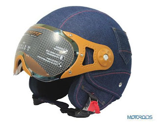 Sejarah Helm Sejarah Helm Helm untuk pengendara motor sekarang sudah lazim digunakan. Bahkan bukan hanya lazim, tapi merupakan keharusan karena sudah ada Undang-undangnya dan beberapa negara berkembang dan maju telah menerapkannya. Karena Helm motor sangat bermanfaat untuk melindungi kepala para biker (terutama organ Otak) dalam mengurangi dampak kecelakaan. Helm Motor bermula karena kecelakaan seseorang dari sepeda motor. Seorang yang bernama T.E. Lawrence atau terkenal dengan nama Lawrance of Arabia) mendapat kecelakaan saat sedang mengendarai motor jaman jadul (alias kuno) Brough Superior SS100. Kecelakaan terjadi karena jalan yang landai/menukik menghalangi pandangannya terhadap dua orang bocah yang sedang mengendarai sepeda. Dengan refleknya