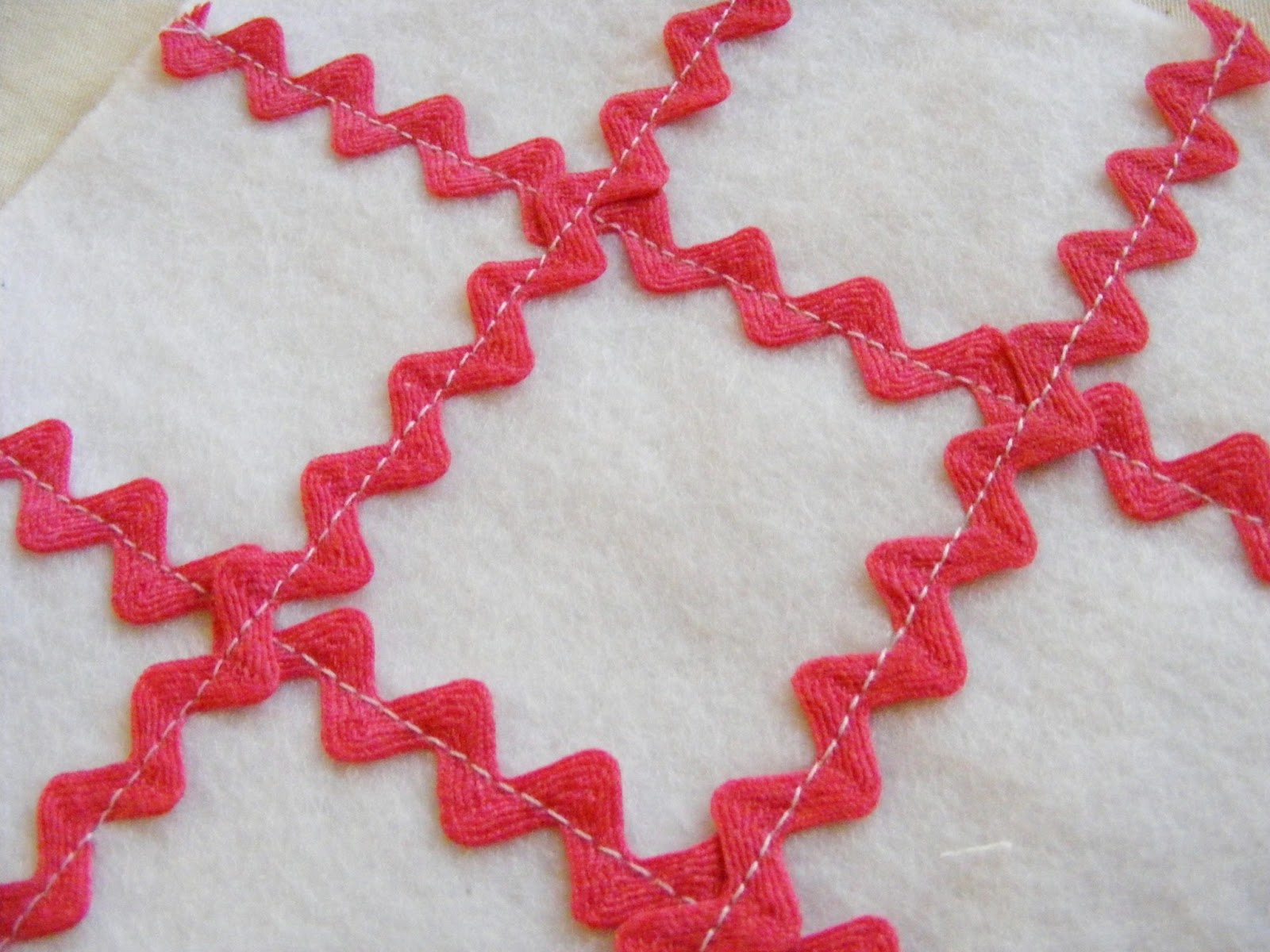 Ric Rac Lover's Tic-Tac-Toe {Free Downloadable Pattern}