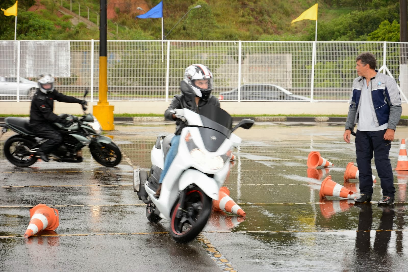 Scooter em pista molhada. Curso dia 27 de Outubro de 2013