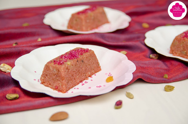 Halwa rose: Gateau de semoule aux raisins, pistaches, noix de cajou et amandes - Foodista Challenge #19