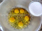Prajitura simpla cu branza si gris preparare reteta - amestecam zaharul cu cele cinci oua